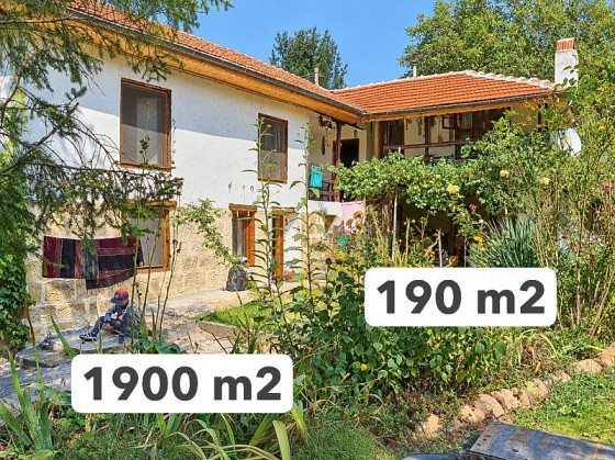 Меблированный дом в классическом стиле, 190 кв.м, 5 спален, 3 ванные комнаты, участок 1900 кв.м, природные тропы, 40 км до города Русе.