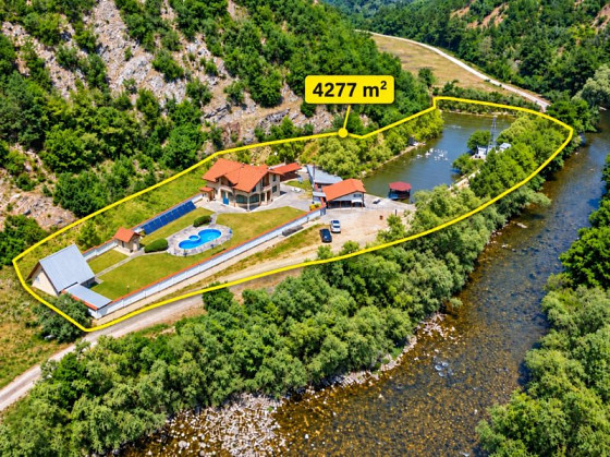 Maison de 200 m², 6 chambres, 5 salles de bain, piscine, étang à poissons de 100 m de long, dans les Rhodopes, au bord d'une rivière.