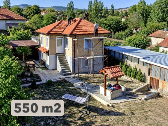 Отремонтированный дом площадью 90 кв.м, участок 550 кв.м, расположен вдоль реки, недалеко от соснового леса, в 10 км от города Панагиуриште.