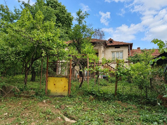 Maison de 130 m², terrain de 800 m², montagnes, à 40 km de la ville de Gabrovo