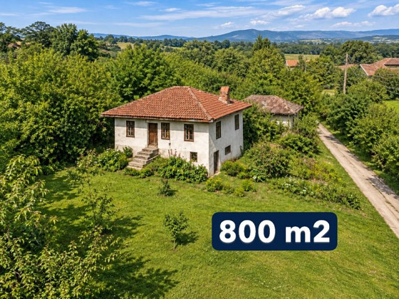 Maison de 120 m² sur un terrain de 800 m², située au centre des Balkans, à 12 km de la ville d'Elena.