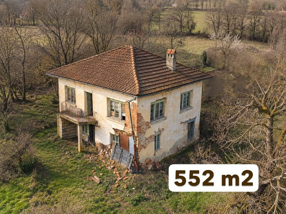 Maison de 70 m² à rénover, terrain de 552 m², Balkans centraux, à 12 km de la ville d'Elena