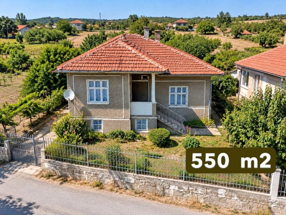 Maison de 100 m², terrain de 550 m², montagnes, à 16 km de la ville d'Elena