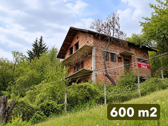 Дом площадью 200 кв.м, требует отделки, участок 600 кв.м, горный район, живописные виды, 15 км от Тетевена.