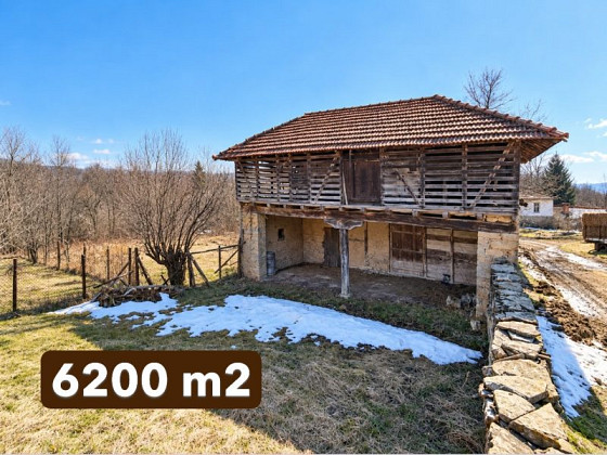 Deux granges d'une superficie de 150 m² chacune, sur un terrain de 6 200 m², en montagne, à 10 km de la ville de Tryavna.