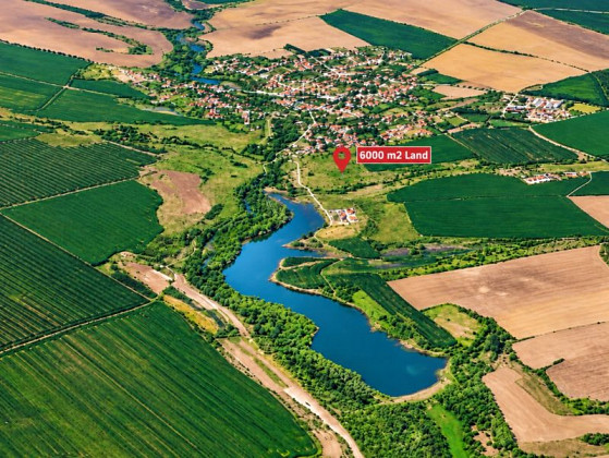 Сельскохозяйственный участок площадью 6000 м² у озера, в 20 км от Варны.