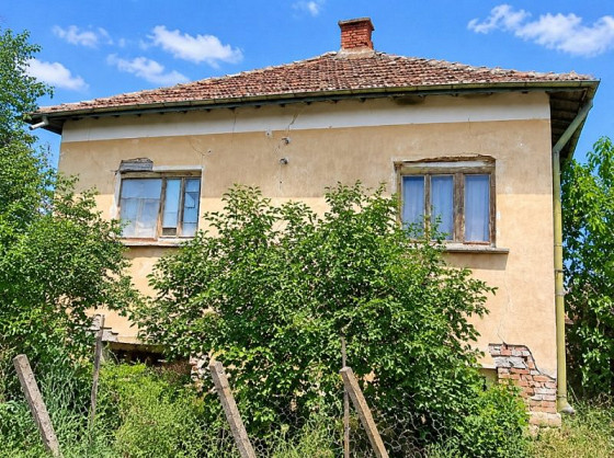 Старинный загородный дом с амбаром в большом селе, в 60 км к северо-востоку от Врацы.