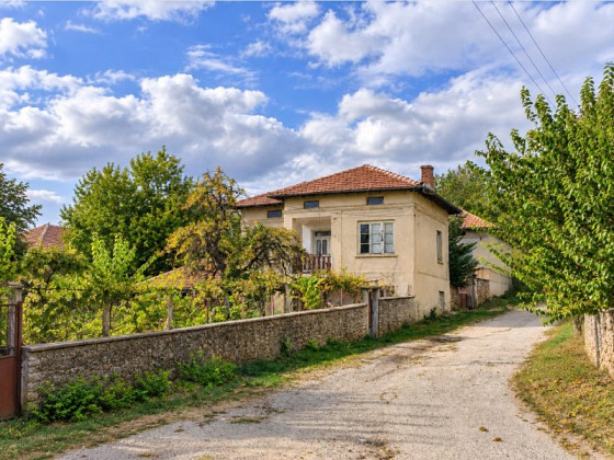 Maison de 110 m², terrain de 1600 m², village recherché, à 3 km de la ville de Suhindol