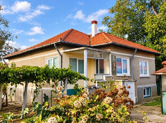 Двухквартирный дом с 3 спальнями, дополнительная постройка, участок 892 кв. м, 9 км до моря