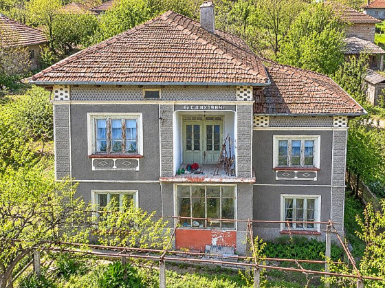 Maison de 150 m² à rénover, terrain de 1560 m², à 10 km de Pavlikeni et à 20 km de Polski Trambesh.