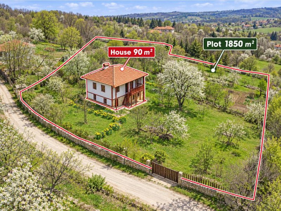 Maison authentique de 90 m², terrain de 1850 m², dans une petite ville pittoresque