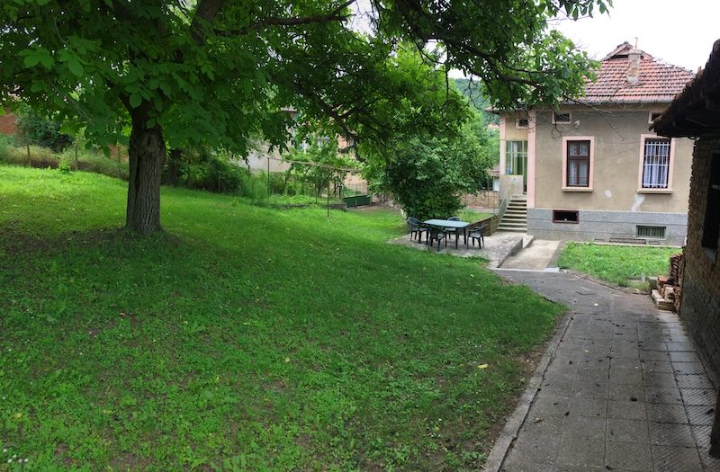 Big and Renovated Authentic Bulgarian House in a Beautiful Village in Lovech Region — фото 2
