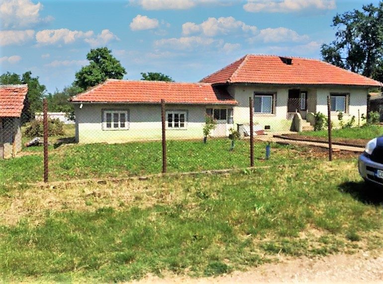 Maison de 1000 m², terrain de 2640 m², 500 m du lac, 20 km de Silistra/Danube — photo 1