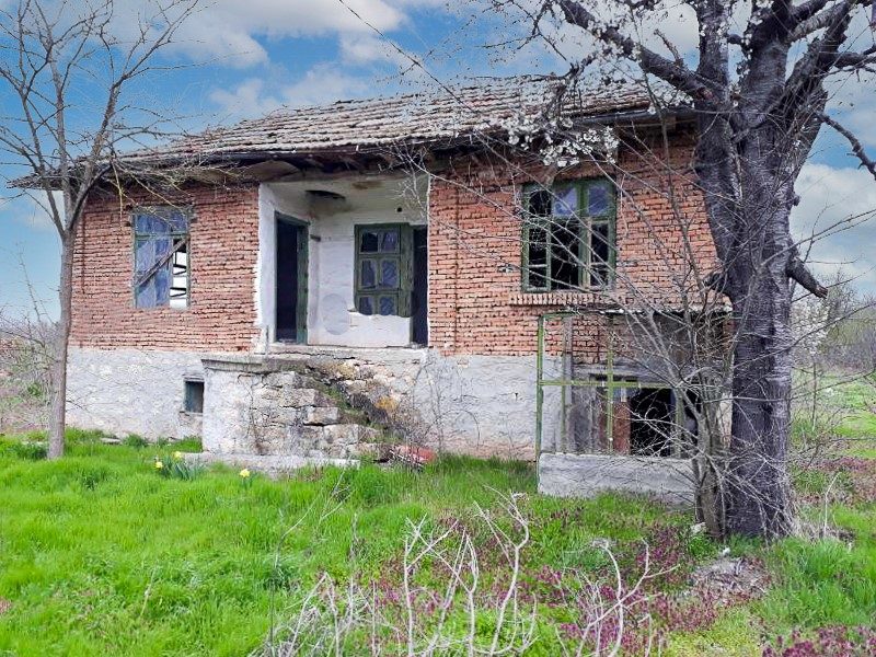 old house for complete refurbishment, 2300 sq.m. land, 50 km from Varna — фото 2