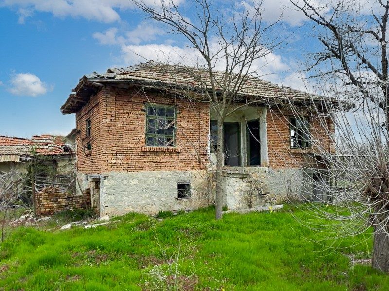 old house for complete refurbishment, 2300 sq.m. land, 50 km from Varna — фото 3