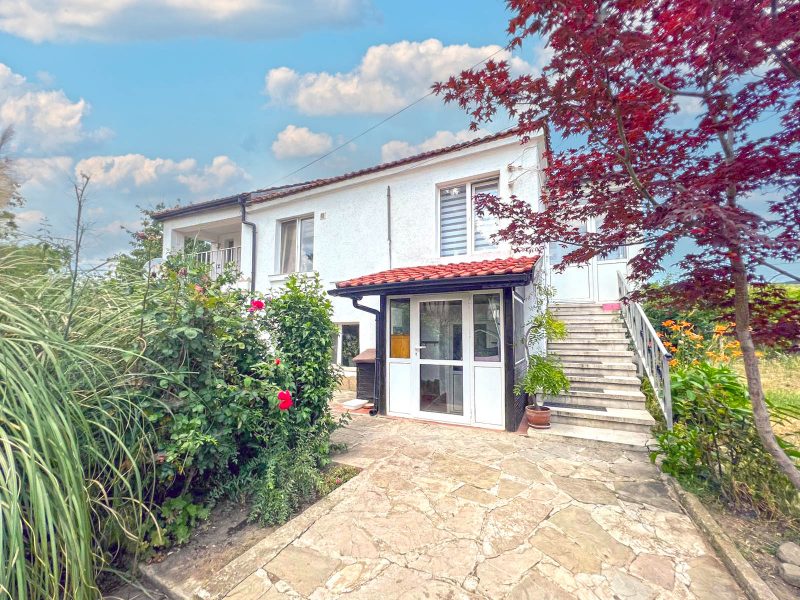 Charmante maison meublée de 112 m², village recherché, région de Bourgas