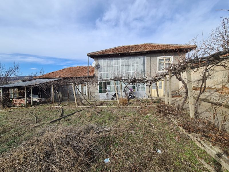 Недвижимость расположена на окраине села Кацелово, в высокой части села с открытым видом. Сад 1900 кв.м. Двухэтажный дом и хозяйственные постройки — фото 2