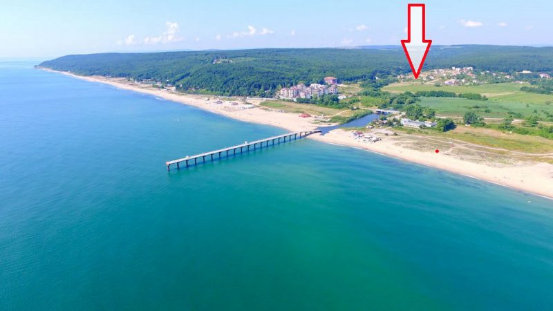 Участок под застройку 819 кв.м., в регуляции, вода и электричество по границе, 1 км до моря — фото 1