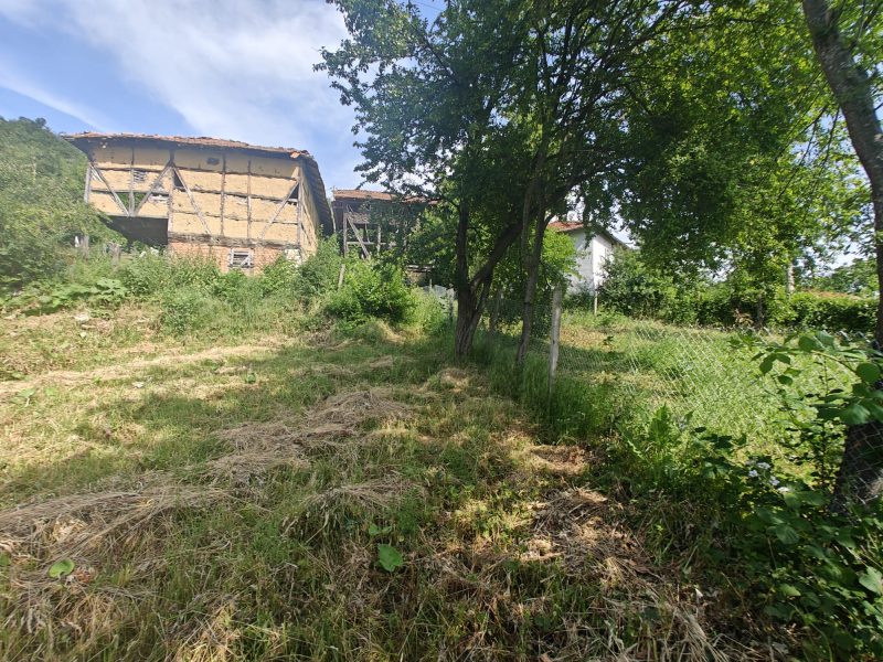 Старый дом с пристройками и большим двором в деревне в 85 км от Софии — фото 2