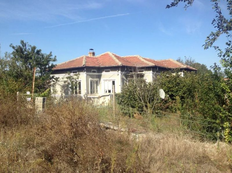 Single-Storey House with a Yard of 1250 sq.m. in a Big Village just 85 km to the Black Sea — фото 1