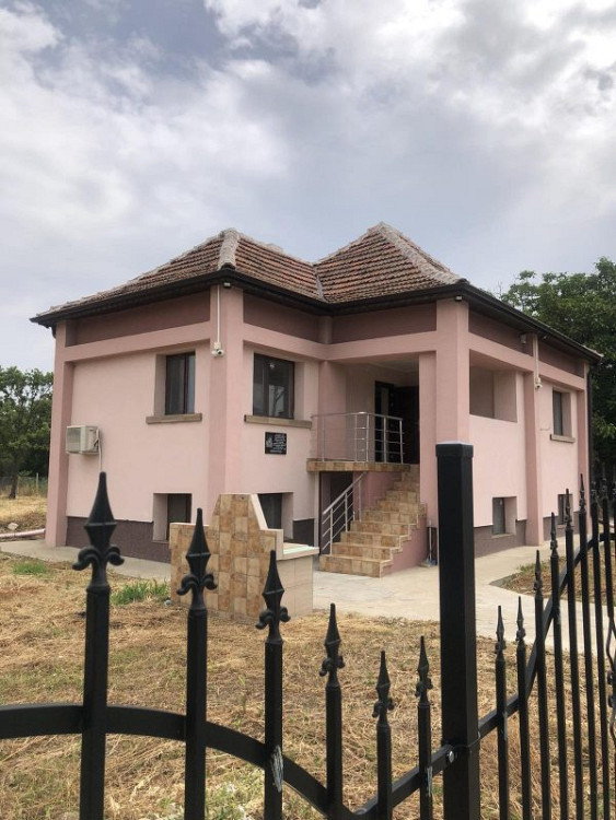 Maison de village entièrement meublée et prête à emménager avec un terrain de 2300 m². Cour, à 140 km de Sofia — photo 2