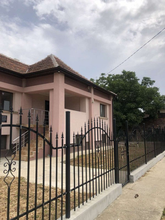 Maison de village entièrement meublée et prête à emménager avec un terrain de 2300 m². Cour, à 140 km de Sofia — photo 3