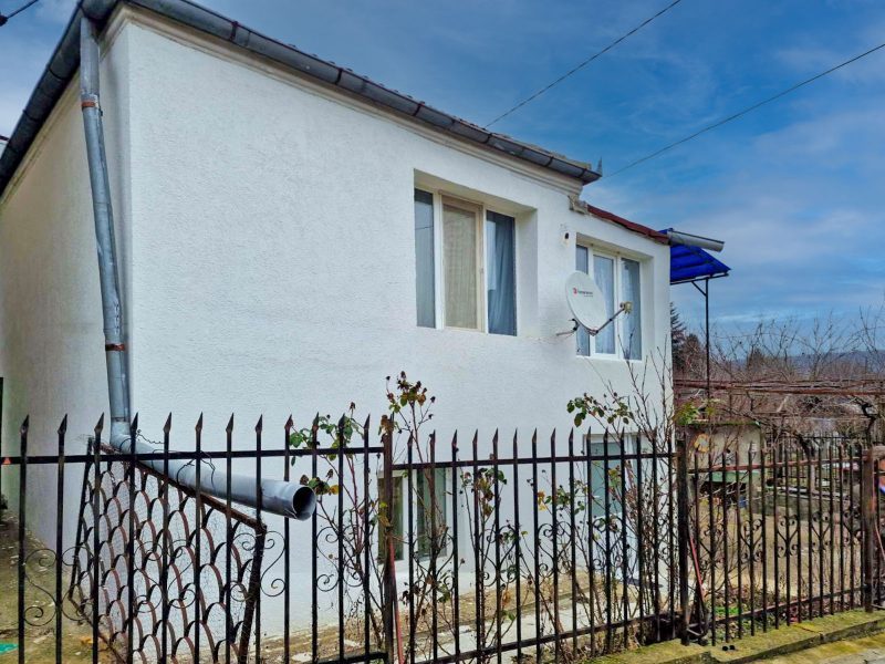 208 кв.м. 2-этажный отремонтированный меблированный дом, земельный участок 6 соток, ухоженный поселок, 15 км до Варны и моря — фото 2