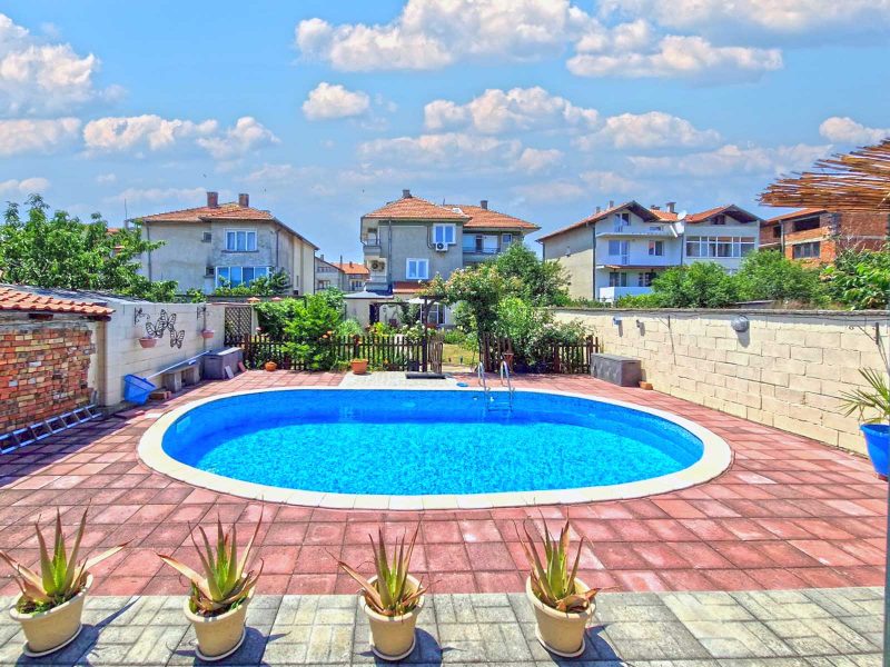 Maison jumelée meublée de 170 m² sur 3 étages, terrain de 500 m², piscine, à 1 km de la mer