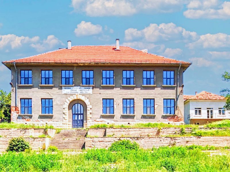 Maison Rénovée de 207 m² avec 2 Appartements + Immense École de 1950 m² + Garage sur un terrain de 6600 m², à 35 km de Razgrad — photo 2