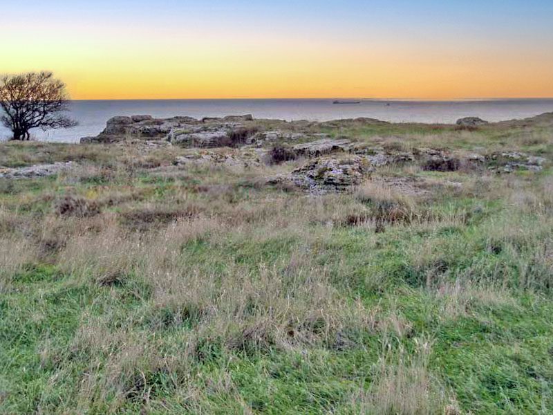 Terrain constructible de 700 m², en réglementation, eau et électricité à la frontière, vue mer, à 300 m de la mer — photo 3