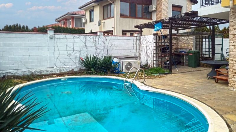 Maison meublée de 162 m², 4 chambres, 3 salles de bains, piscine, jardin de 615 m², superbe vue, village haut de gamme, à 16 km de la mer — photo 3