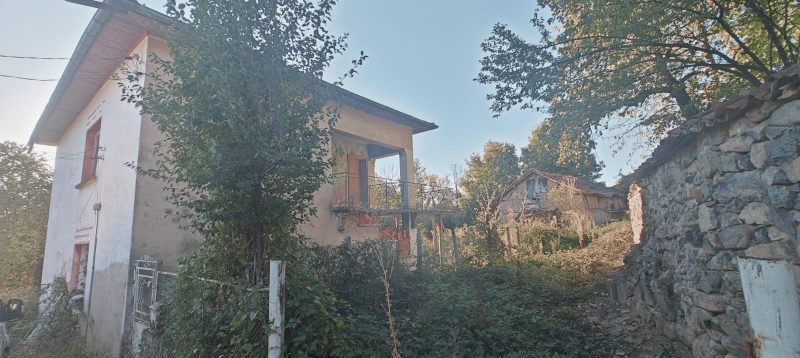 Солидный 2-этажный дом с двором 2800 м2 и живописным видом в горной деревне в 85 км от Софии — фото 2