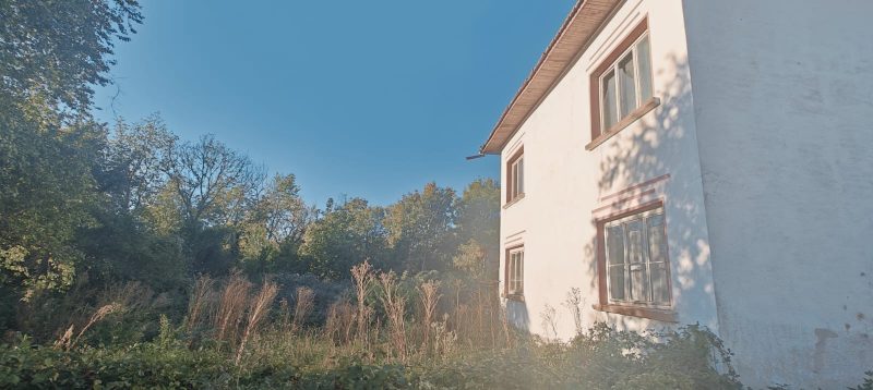 Солидный 2-этажный дом с двором 2800 м2 и живописным видом в горной деревне в 85 км от Софии — фото 3