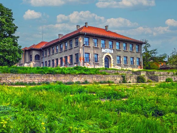 Maison Rénovée de 207 m² avec 2 Appartements + Immense École de 1950 m² + Garage sur un terrain de 6600 m², à 35 km de Razgrad — photo 3