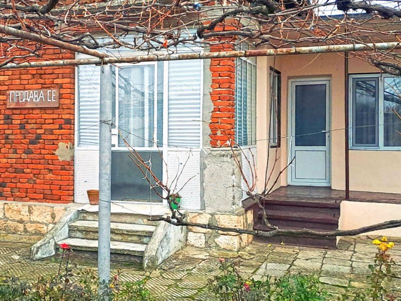 Меблированный дом площадью 80 кв.м. с 3 спальнями, участок 1200 кв.м., 40 км от Добрича — фото 1