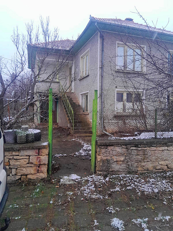 Maison de village solide à 2 étages avec cour privée et bâtiments supplémentaires dans la région de Gabrovo — photo 2