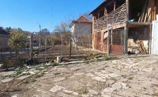 Солидный двухэтажный дом с живописным видом и собственным двором, в 100 км от Софии — фото 3