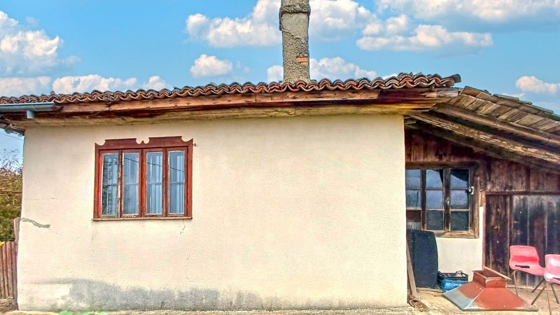 Maison en pierre de 132 m² plus un atelier de 100 m², terrain de 2317 m², à 30 km de la mer