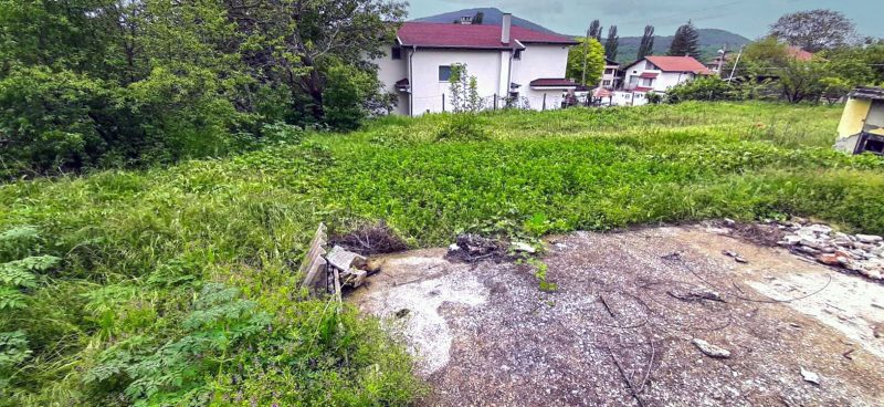 Участок под застройку площадью 846 кв.м., вода и электричество на участке, отличное расположение, престижный поселок, 4 км до моря. — фото 2