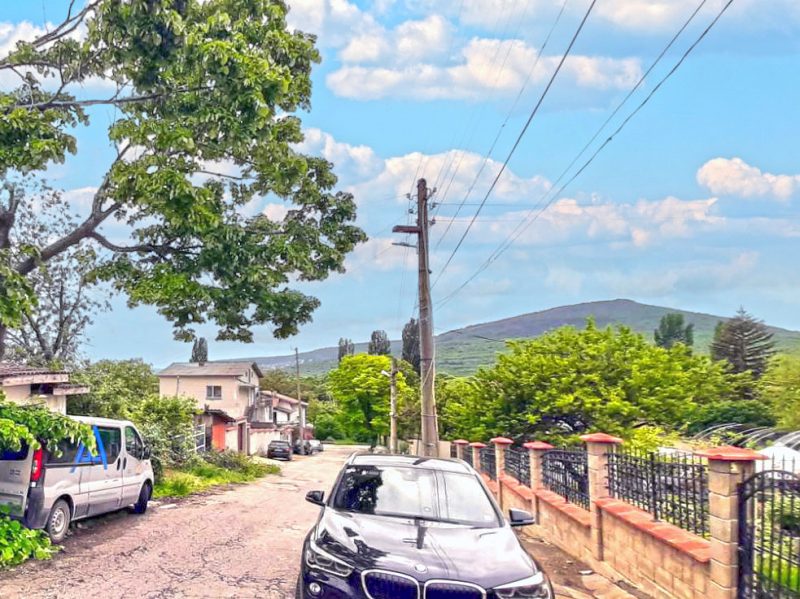 Участок под застройку площадью 846 кв.м., вода и электричество на участке, отличное расположение, престижный поселок, 4 км до моря. — фото 1