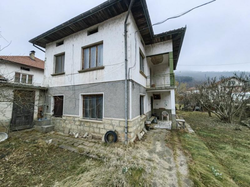 Maison massive à 2 étages avec jardin privé et vue panoramique sur les montagnes dans la ville de Teteven