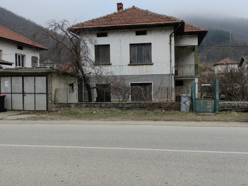 Maison massive à 2 étages avec jardin privé et vue panoramique sur les montagnes dans la ville de Teteven — photo 3