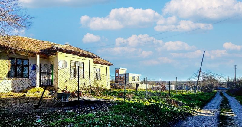 Дом площадью 55 кв.м. под реконструкцию, участок площадью 660 кв.м., привилегированная деревня, 10 км до моря — фото 3
