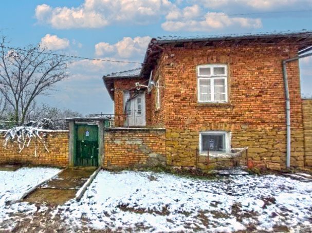 Maison meublée de 110 m² sur 2 étages, terrain de 500 m², à 10 km de la ville de Popovo, à 45 km de la ville de Targovishte