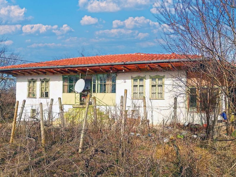 Дом площадью 91 кв.м. с 3 спальнями, участок 3920 кв.м., 13 км до Провадии — фото 1