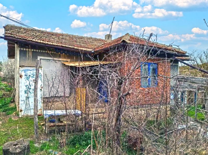 Дом площадью 60 кв.м. с 2 спальнями, участок 1530 кв.м., 8 км до города Тервел. — фото 3
