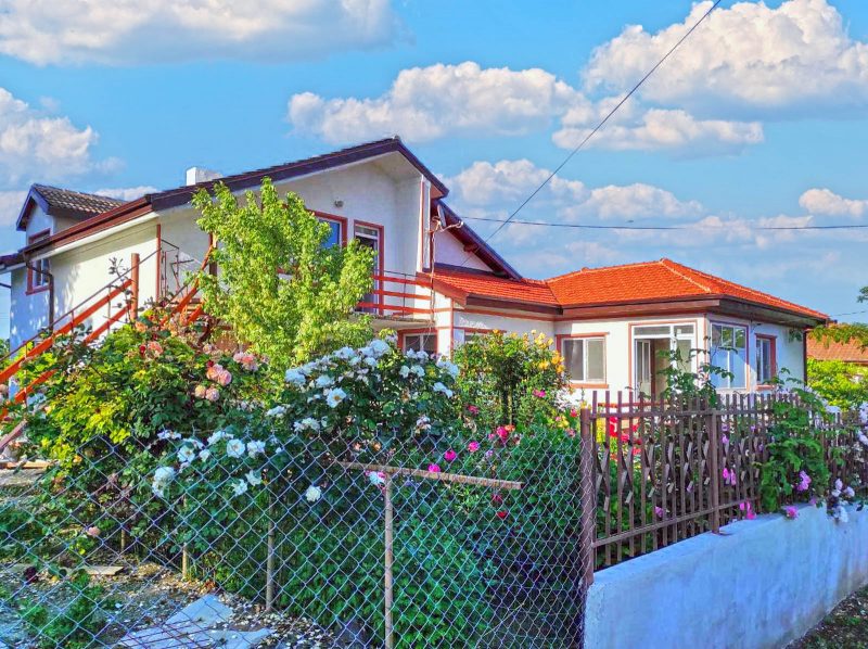 Меблированный отремонтированный дом площадью 305 кв.м., участок земли 1945 кв.м., желаемая деревня, 6 км до моря — фото 3