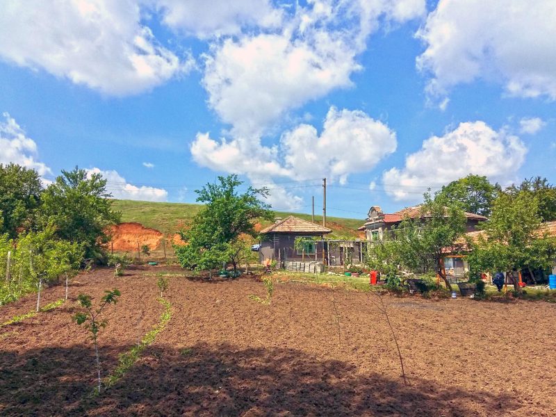 Maison de 100 m² avec 3 chambres, terrain de 1140 m², village recherché, à 50 km de Varna