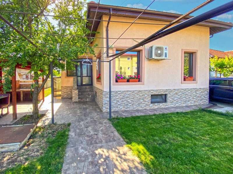 Maison de 85 m² avec 2 chambres entièrement rénovée, terrain de 526 m², très bien située, dans la ville de Kavarna, à 4 km de la mer — photo 1