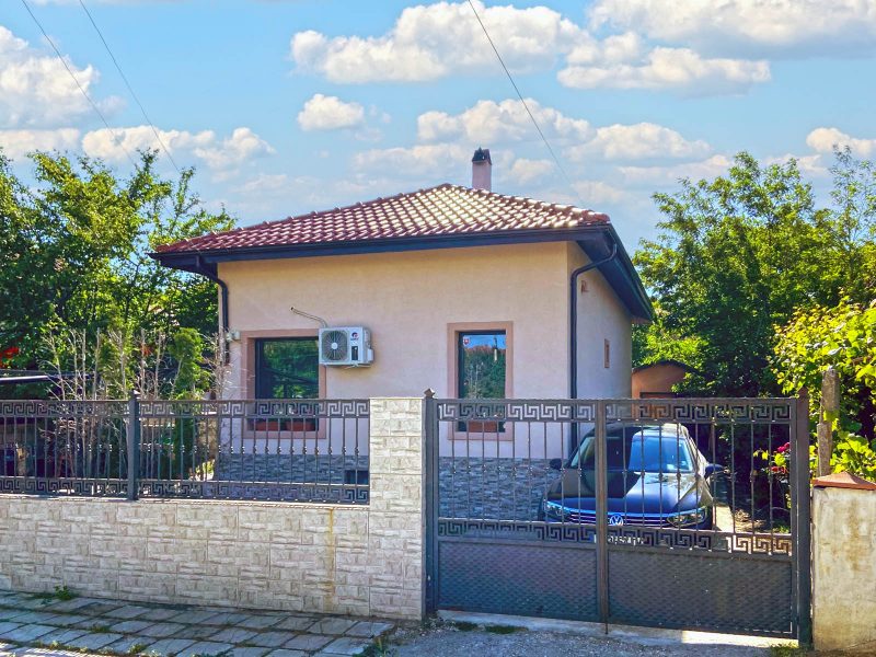 Maison de 85 m² avec 2 chambres entièrement rénovée, terrain de 526 m², très bien située, dans la ville de Kavarna, à 4 km de la mer — photo 2